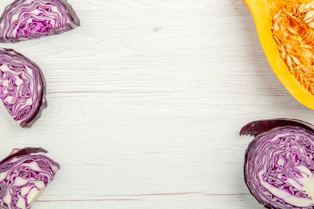 Free photo top view chopped red cabbage squash cut in half on grey background