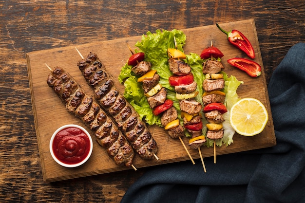 Free photo top view of chopping board with delicious kebab and lemon