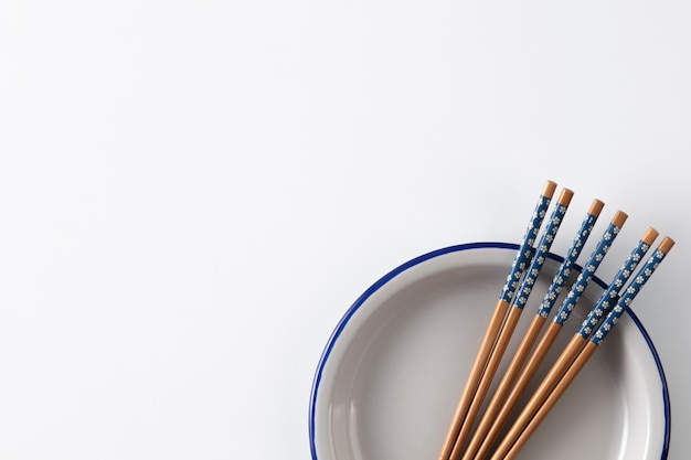 Free photo top view over chopsticks with bowl