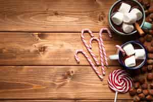 Free photo top view christmas candy with wooden background