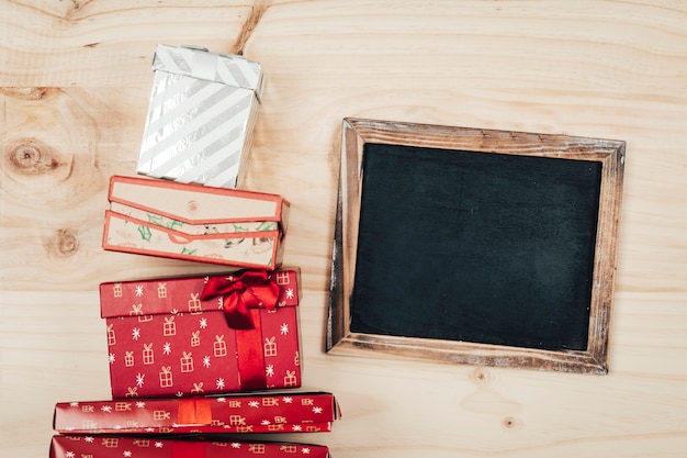 Free photo top view christmas decoration with slate next to presents