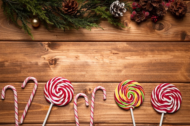 Free photo top view christmas sweets with wooden background