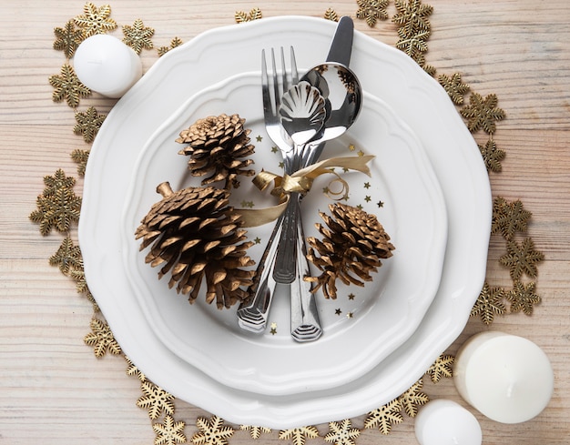 Free photo top view christmas tableware on plate