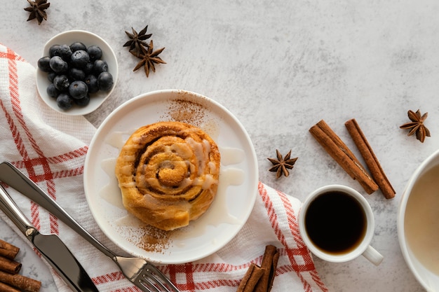 Free photo top view cinnamon roll and blueberries