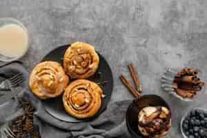 Free photo top view cinnamon roll and sticks