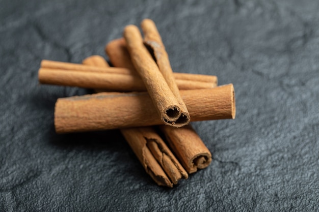 Free photo top view of cinnamon sticks isolated on dark surface.