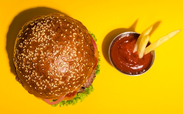 Free photo top view classic beef burger with ketchup