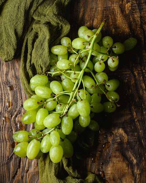 Free photo top view closeup of green grapes on the wooden table