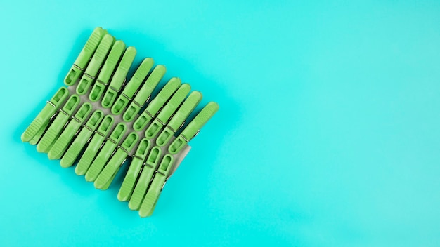 Free photo top view clothes-pins on blue background