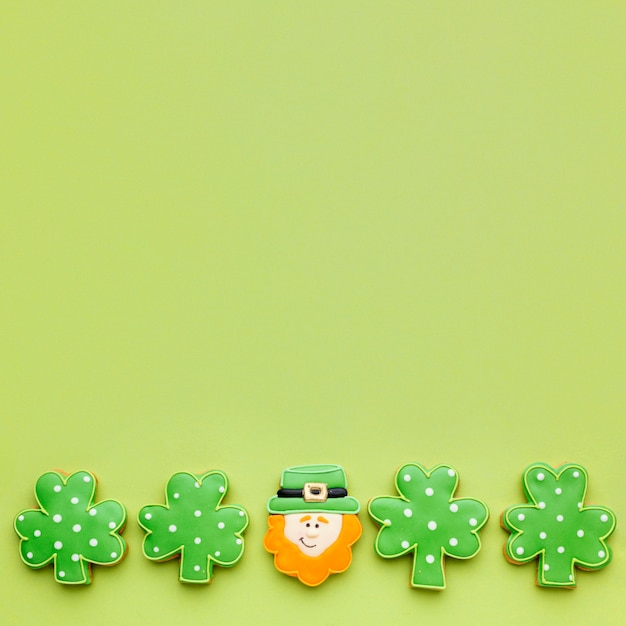 Free photo top view clover and leprechaun cookies