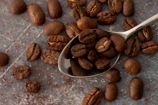 Free photo top view coffee beans in a spoon