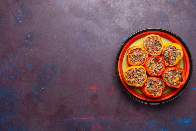 Free photo top view cooked bell-peppers with ground meat on dark-grey background food beef dolma vegetable meal