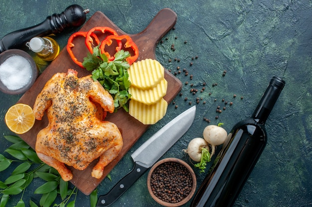 Free photo top view cooked chicken spiced up with potatoes on dark surface