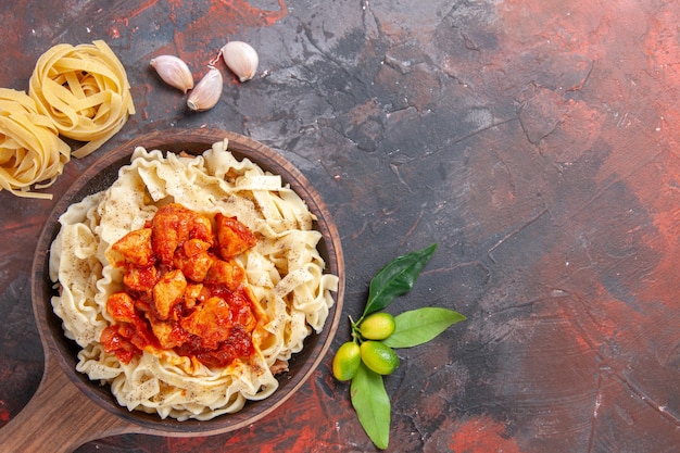 Free Photo top view cooked dough with chicken and sauce on dark surface dark pasta dough dish