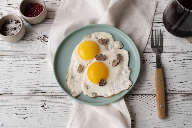 Free photo top view cooked eggs and truffle