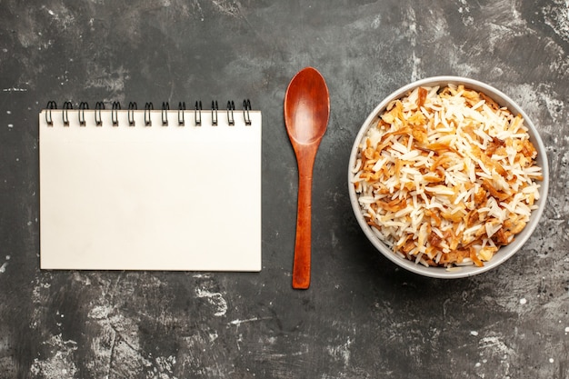 Free photo top view cooked rice inside plate on dark desk dark dish east meal food