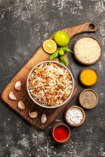 Free photo top view cooked rice with seasonings on dark desk meal dark dish east food