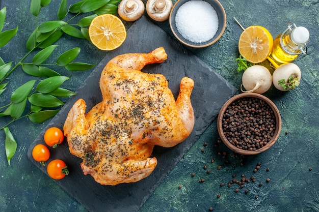 Free photo top view cooked spiced chicken on dark surface