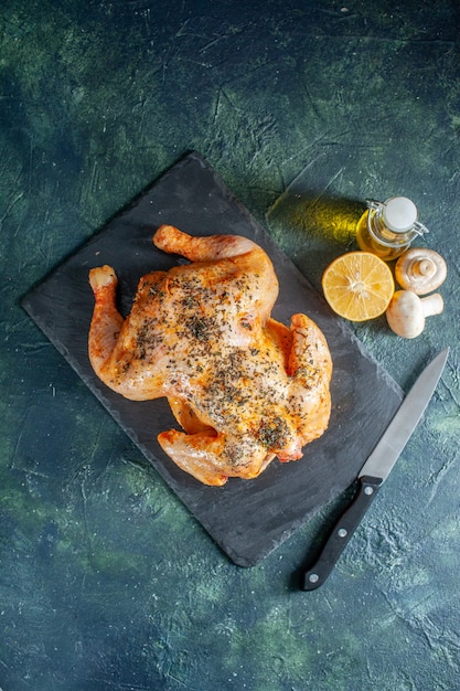 Free photo top view cooked spiced chicken with oil on dark surface