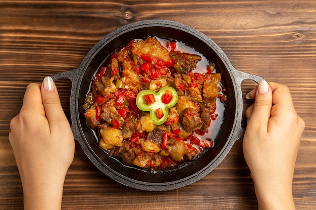 Free photo top view cooked vegetable meal inside pan on brown desk