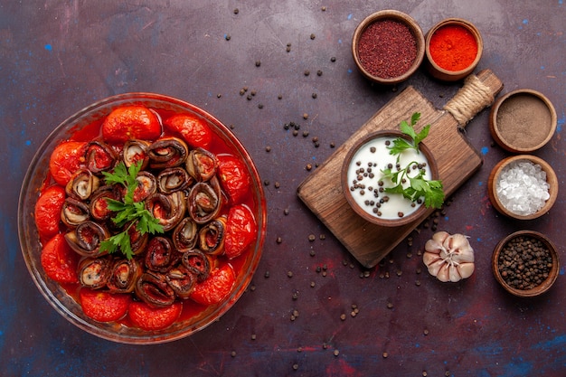 Free photo top view cooked vegetable meal with seasonings and sour cream on the dark surface