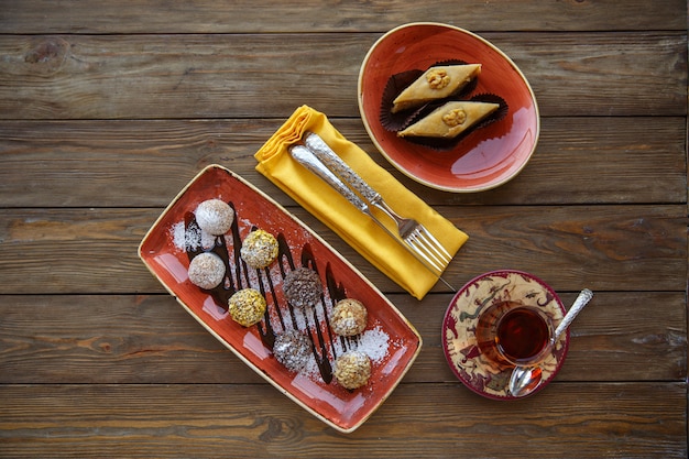 Free Photo top view of cookie balls and pakhlava served with tea