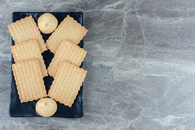 Top view of cookies in black ceramic plate.