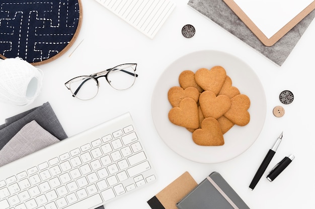 Free photo top view cookies for breakfast on desk