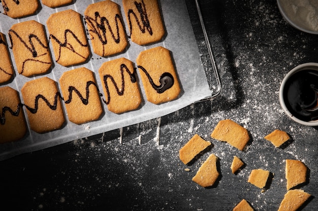 Free photo top view of cookies with chocolate syrup on a tray