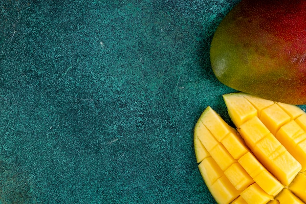 Free photo top view copy space sliced mango on green