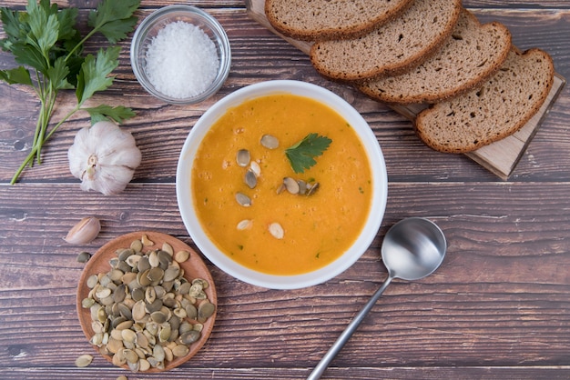 Free photo top view cream soup with slices of bread