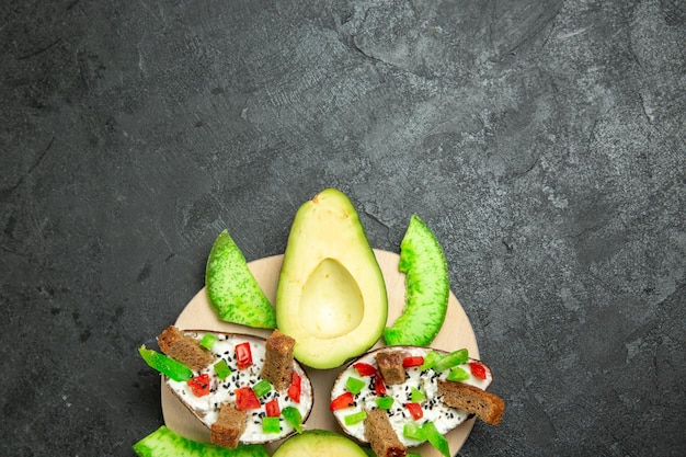 Free photo top view of creamy avocados with bread and pepper and fresh avocados on a grey surface