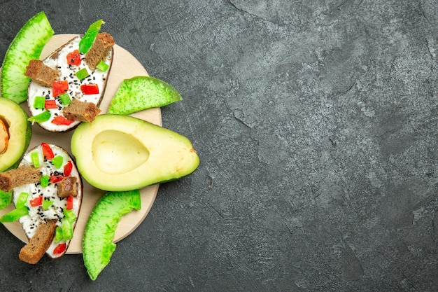 Free photo top view of creamy avocados with bread and pepper and fresh avocados on a grey surface