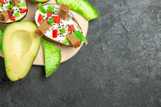 Free photo top view of creamy avocados with bread and pepper and fresh avocados on the grey surface