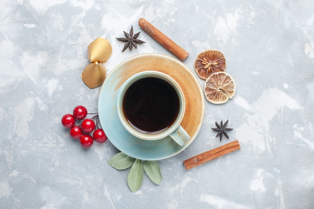 Free photo top view cup of tea with cinnamon on the white desk tea candy color drink hot