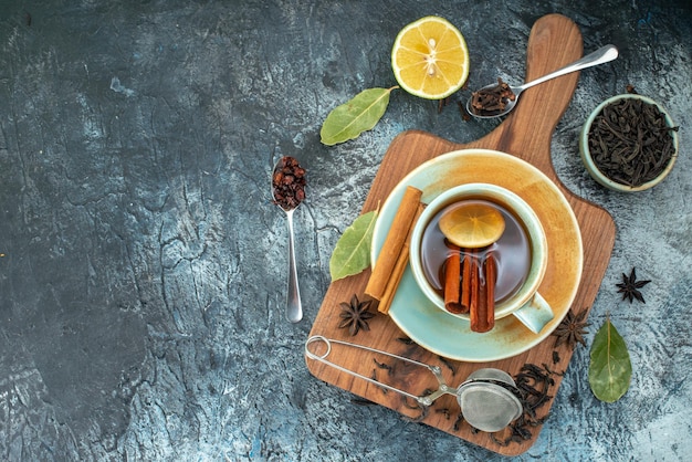 Free photo top view cup of tea with fresh black tea on gray background flower color flavor tea photo breakfast ceremony coffee