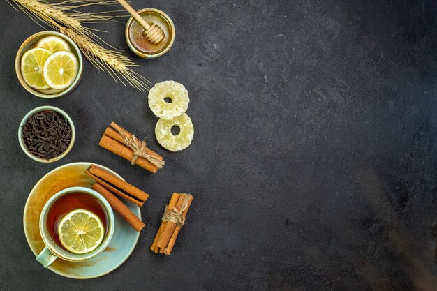 Top view cup of tea with lemon slices and honey o