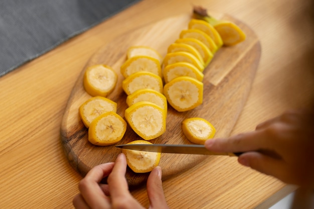 Free photo top view cut banana on wooden board