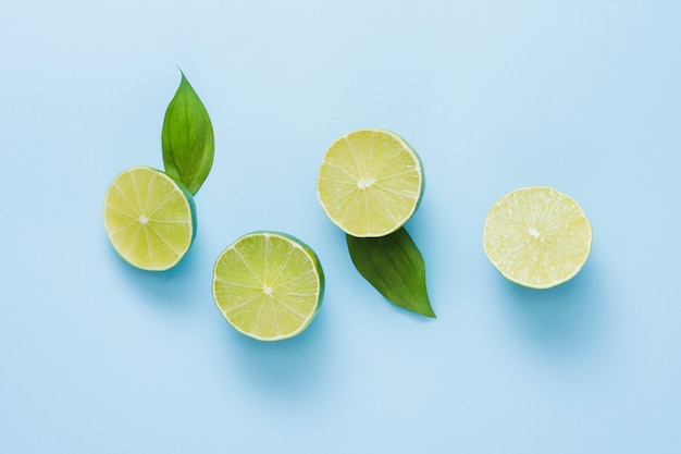 Free photo top view cut lemons