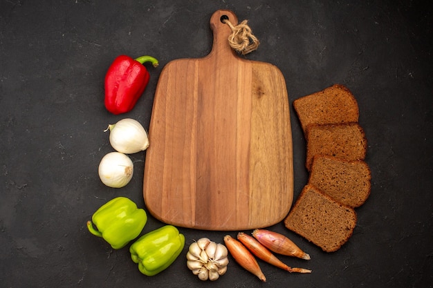 Free Photo top view dark bread loafs with vegetables on dark space