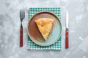 Free photo top view delicious apple pie sliced inside plate on light desk pie cake sweet sugar bake biscuit