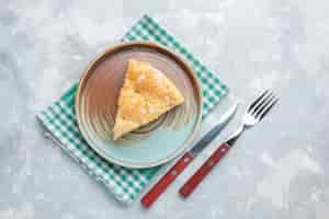 Free photo top view delicious apple pie sliced inside plate on the white desk pie cake sweet bake biscuit