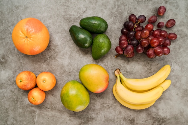 Free photo top view delicious assortment of fruits on the table