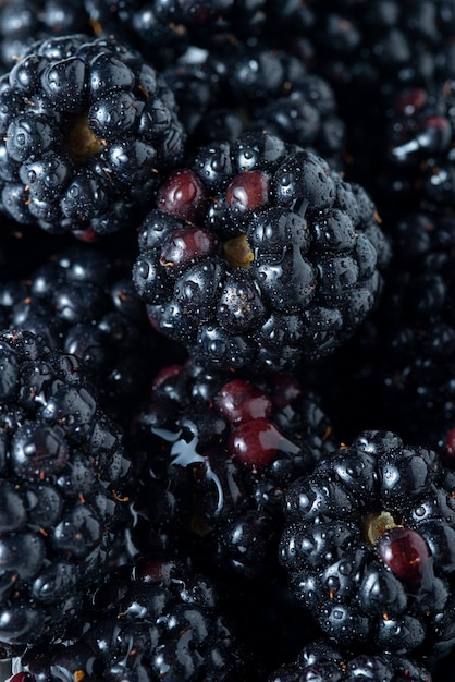 Free photo top view delicious blackberries arrangement