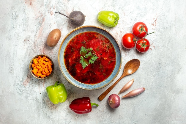 Free photo top view delicious borsch famous ukranian beet soup on white floor vegetable soup food dinner meal