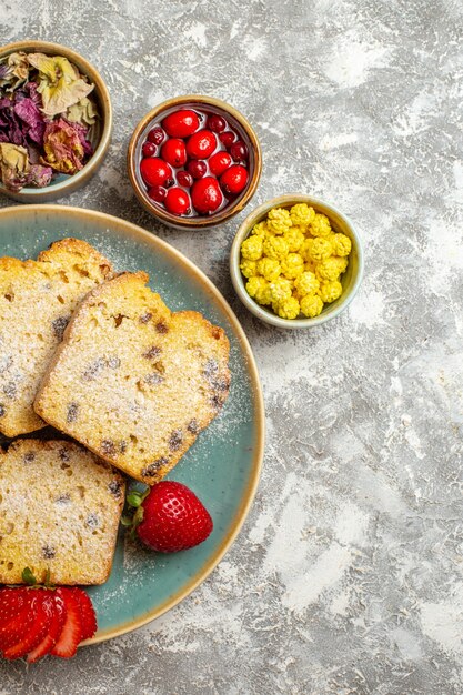 Free photo top view delicious cake slices with fruits on a light surface fruit cake sweet pie