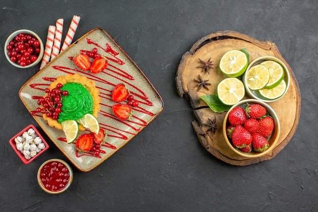 Free photo top view delicious cake with fruits