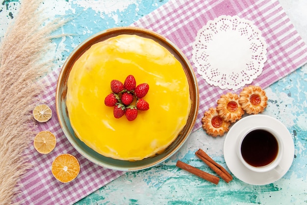 Free photo top view delicious cake with yellow syrup and fresh red strawberries on light blue background biscuit cake bake sweet sugar pie tea cookies