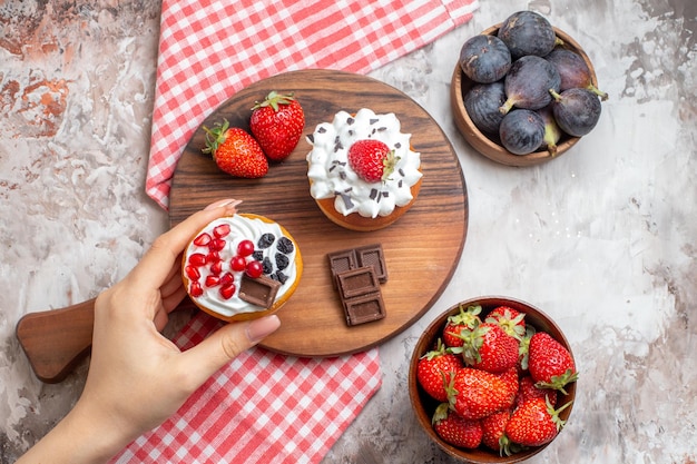 Free photo top view delicious cakes with fresh fruits on light background