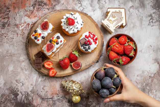 Top view delicious cakes with fresh fruits on light background